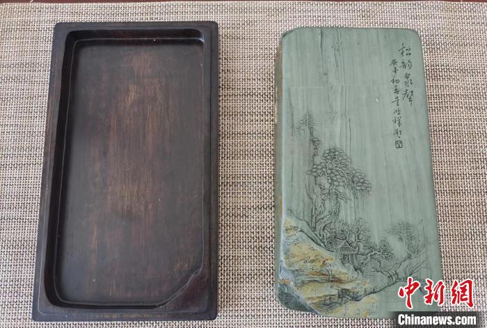 圖為甘肅甘南州洮硯藝人為提升洮硯文化內(nèi)涵，制作“一盒一拓”成品展示。(資料圖) 張婧 攝