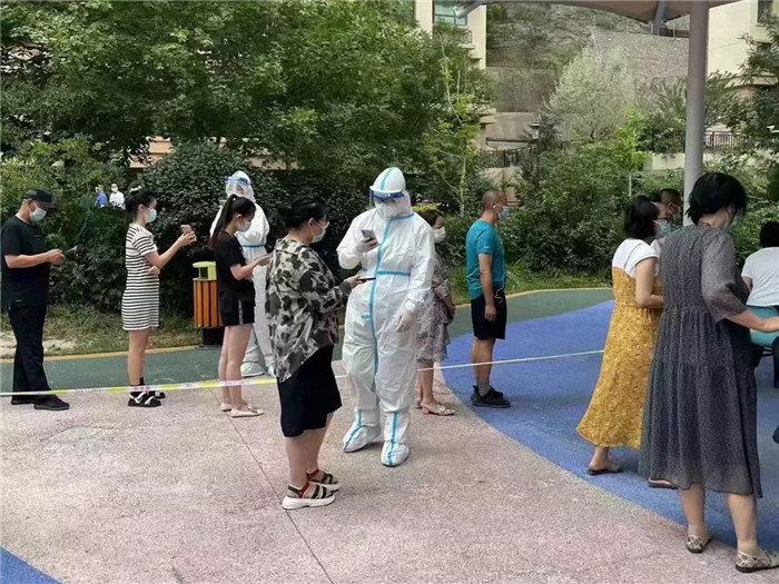 蘭州市城關區(qū)紀委監(jiān)委組織60余名紀檢監(jiān)察干部，下沉靖遠路街道17個小區(qū)開展防疫工作，展現(xiàn)紀檢監(jiān)察干部責任擔當。.jpg