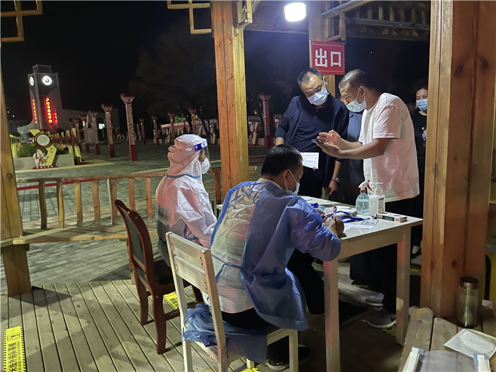 臨夏州紀委監(jiān)委督查組在廣河縣高速路口監(jiān)督檢查疫情防控措施落實情況。.jpg
