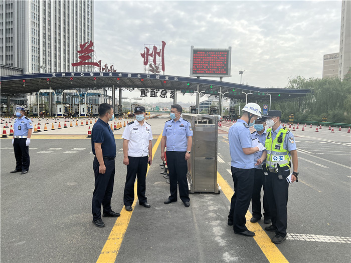 7月13日，蘭州市紀委監(jiān)委第四監(jiān)督檢查室聯合市紀委監(jiān)委派駐市公安局紀檢監(jiān)察組檢查環(huán)蘭檢查站疫情防控措施落實情況。.jpg