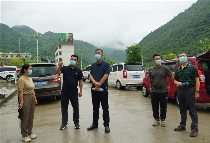 7月13日，隴南市徽縣紀檢監(jiān)察干部到嘉陵火車站督查疫情防控工作。張麗娟 攝.JPG