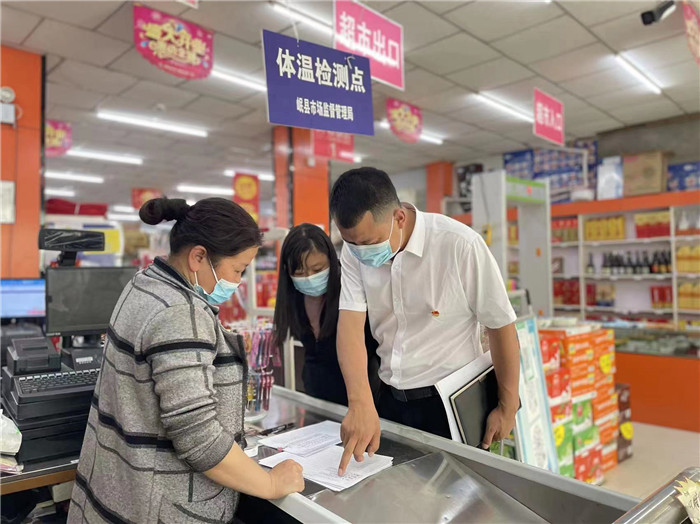 7月15日，定西市岷縣申都鄉(xiāng)紀委工作人員深入當地民生超市等重點場所開展疫情防控監(jiān)督檢查。.jpg