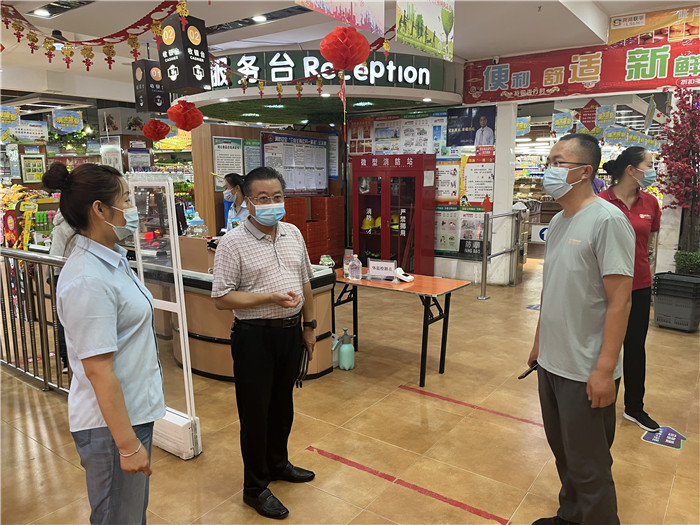 7月15日，酒泉市玉門市疫情防控督查組在隴商聯華超市監(jiān)督檢查疫情防控措施落實情況。 .jpg