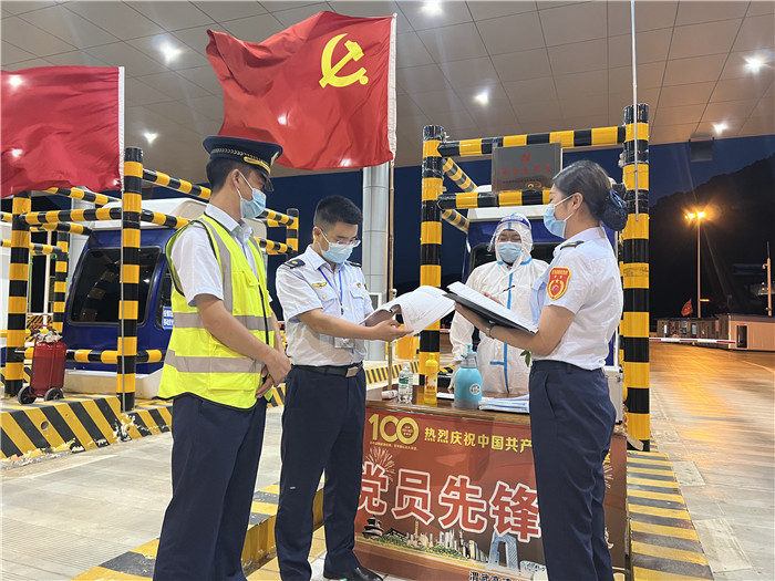 7月16日，甘肅省公航旅渭武高速運營公司紀檢監(jiān)察干部深入宕昌西收費站督查疫情防控措施落實情況。陳強 攝.jpg