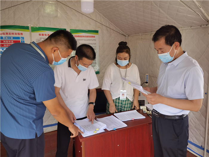 7月18日，慶陽市紀委監(jiān)委督查組在慶陽汽車北站了解來慶返慶人員信息登記、四級網格落實等疫情防控措施落實情況。 張霖森 攝.jpg