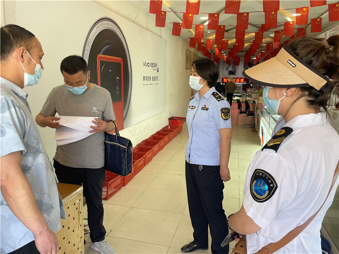 7月20日，定西市漳縣紀委監(jiān)委駐縣衛(wèi)生健康局紀檢監(jiān)察組抽調縣市場監(jiān)管局、衛(wèi)建局工作人員,深入新寺鎮(zhèn)萬家超市查看人員出入登記、環(huán)境消殺等。 蔣湘濤 攝.jpg