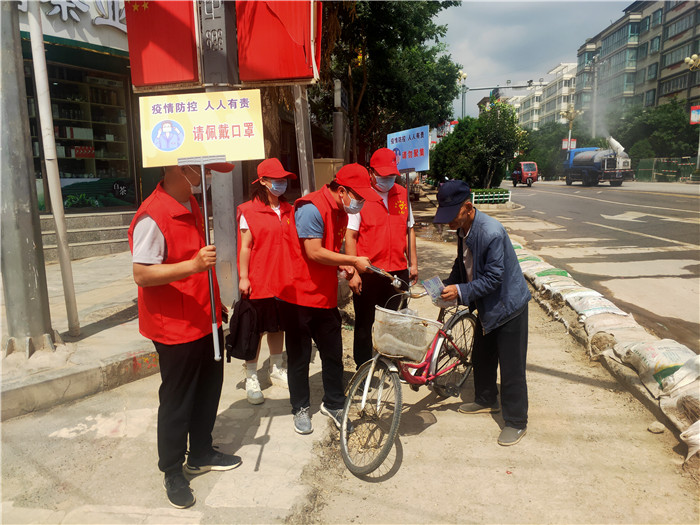 7月21日，定西市通渭縣紀委監(jiān)委機關志愿者在城區(qū)開展“不聚集、戴口罩”志愿活動。.jpg