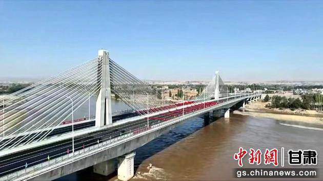 圖為靖遠(yuǎn)金灘黃河大橋航拍圖。靖遠(yuǎn)縣委宣傳部供圖