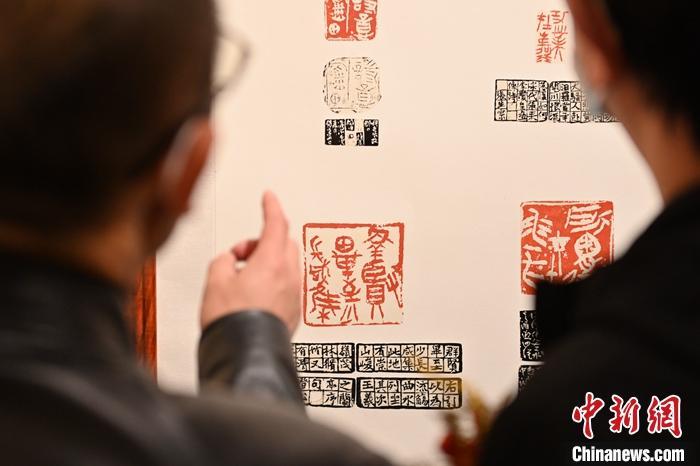 圖為甘肅蘭州，參展作品吸引參觀者。 中新社記者 李亞龍 攝