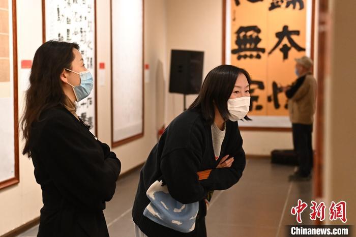 圖為甘肅蘭州，參展書法作品吸引參觀者。 中新社記者 李亞龍 攝