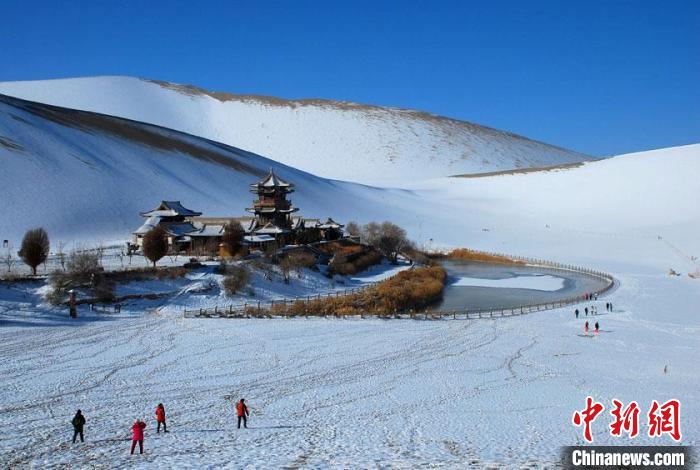 敦煌市鳴沙山月牙泉雪景如畫。(資料圖) 張曉亮 　攝