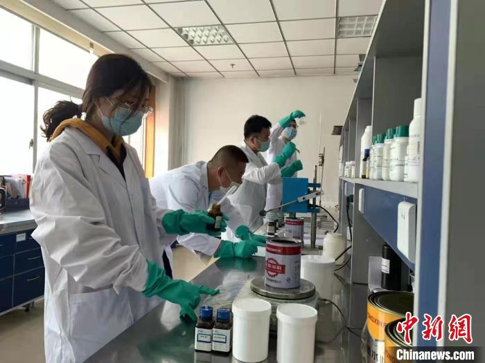 圖為肖菲(前一)帶領(lǐng)團(tuán)隊(duì)研發(fā)水性涂料。(資料圖) 受訪者供圖