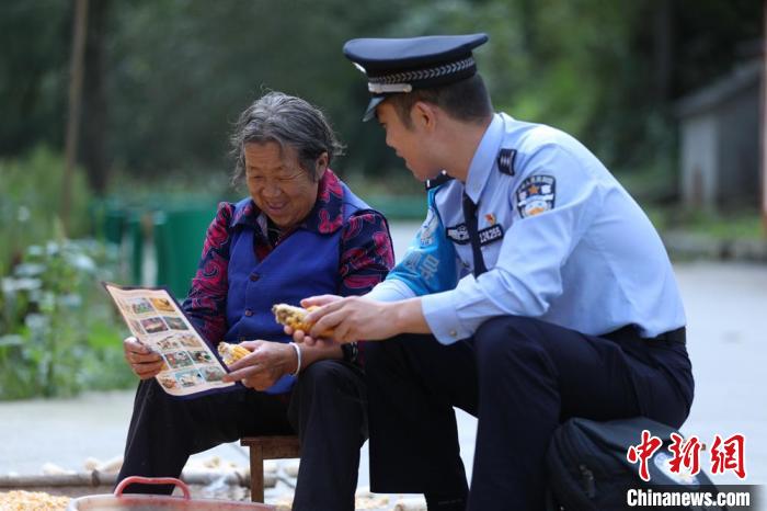 圖為民警背警務小包給民眾宣講政策。(資料圖) 甘肅省公安廳供圖