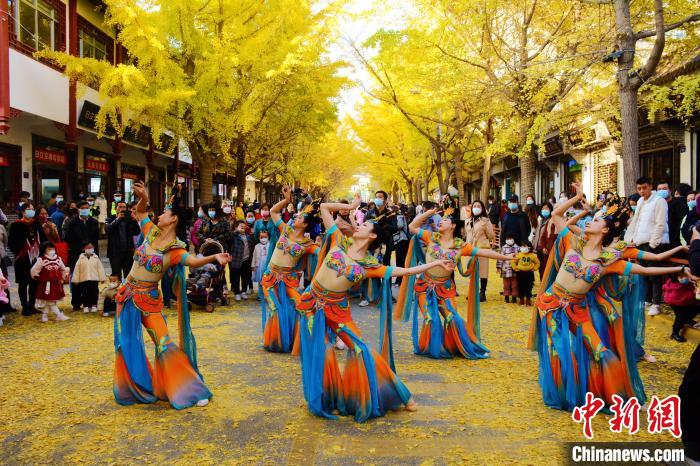 圖為秦州區(qū)文旅局組織的舞蹈隊帶來的舞蹈《絲路》。　秦州區(qū)委宣布供圖