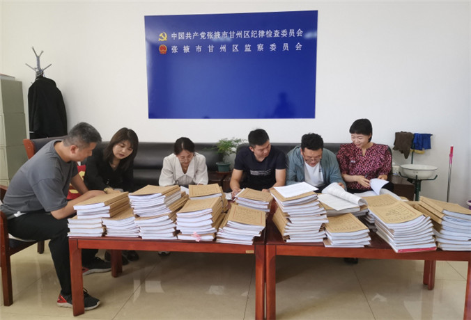甘州區(qū)紀(jì)檢監(jiān)察干部會同財政、審計工作人員開展玉米制種款管理使用清查工作.jpg