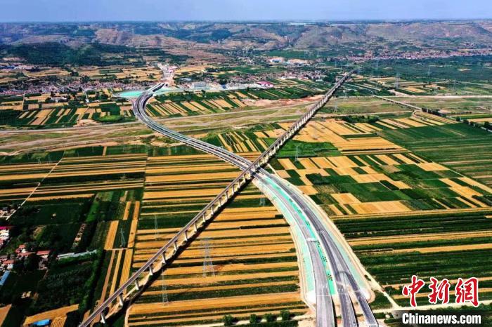 圖為甘肅境內(nèi)的高速公路。(資料圖) 甘肅省交通運(yùn)輸廳供圖