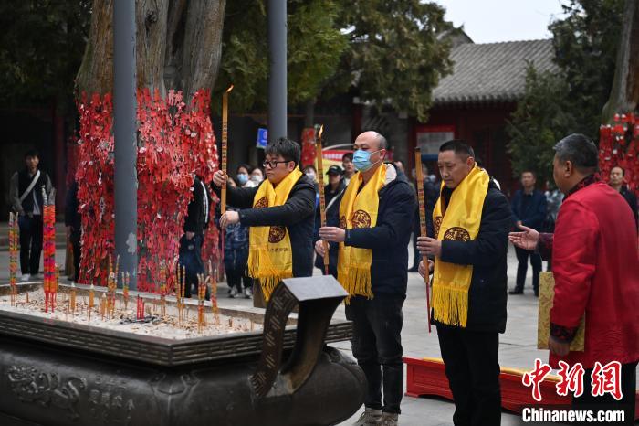在甘肅天水市伏羲廟內(nèi)，參祭者雙手持香，祭拜人文始祖伏羲。　李亞龍 攝