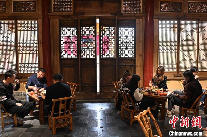 圖為甘肅天水市秦州區(qū)平南鎮(zhèn)蘇灣村民俗莊園內(nèi)的“圍爐煮茶”網(wǎng)紅打卡點(diǎn)。(資料圖) 李亞龍 攝