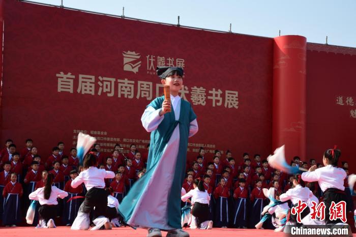 圖為學(xué)生們在開幕式上誦讀經(jīng)典?！×赫赵?攝