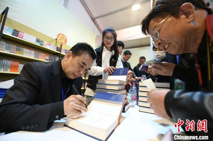圖為作家王躍文現(xiàn)場簽名售書?！×赫赵?攝