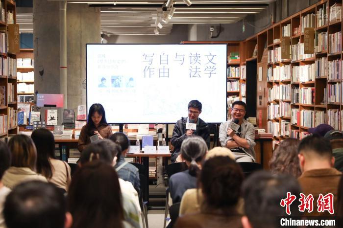《至少還有文學(xué)》推出：在今天，我們?yōu)槭裁催€需要文學(xué)？