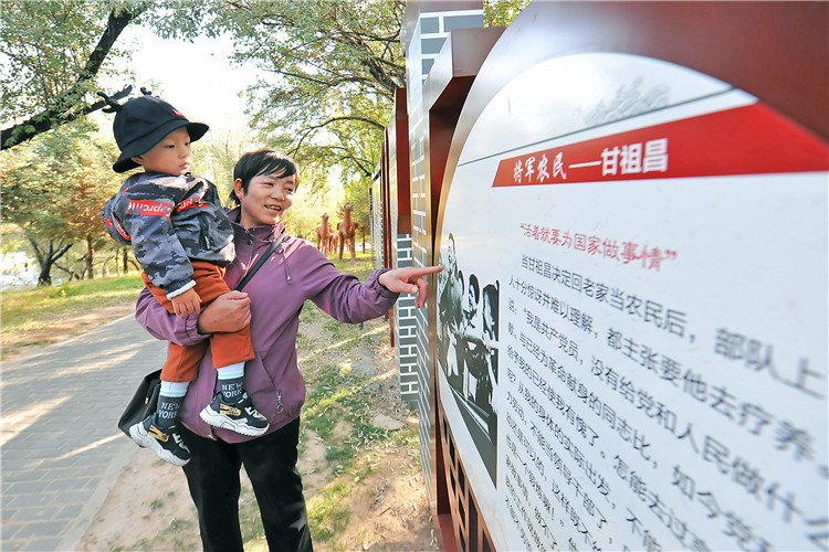 嘉峪關(guān)市紀(jì)委監(jiān)委通過實(shí)施“政治鑄廉、教育促廉、文化育廉、陣地助廉、監(jiān)督固廉”等“五廉”行動，深入推進(jìn)新時代廉潔文化建設(shè)。圖為市民在迎賓湖絲路廉潔文化主題公園“勤廉楷模墻”接受廉潔文化教育。.jpg