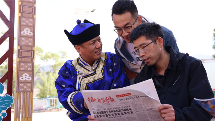 2023年6月8日，甘肅省張掖市肅南裕固族自治縣紅灣寺鎮(zhèn)紀(jì)委工作人員在一小區(qū)廉政文化主題廣場與社區(qū)居民拉家常，宣傳廉潔知識，共話廉潔文化.jpg