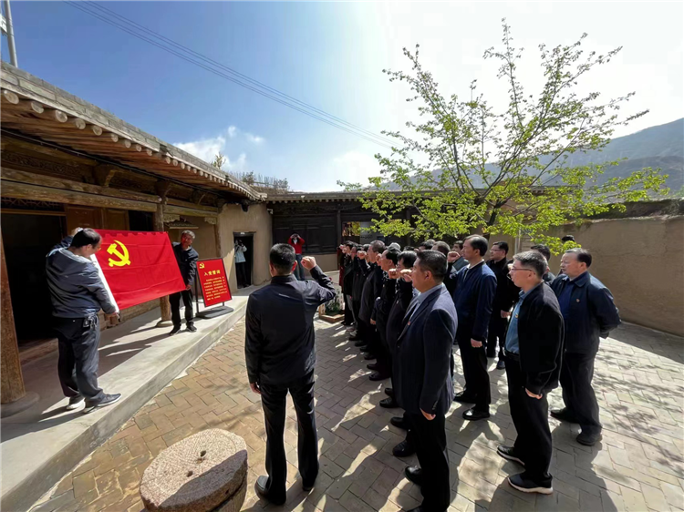 圖為臨夏州紀(jì)委監(jiān)委組織黨員干部在東鄉(xiāng)縣布塄溝黨史教育基地開展革命教育活動，賡續(xù)紅色血脈、汲取奮進(jìn)力量、激發(fā)干事熱情。.png