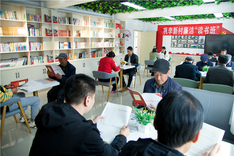 隴南市禮縣開展廉潔書籍進(jìn)農(nóng)家書屋活動，圖為羅壩鎮(zhèn)鞏李新村舉辦的“廉潔讀書班”。.jpg
