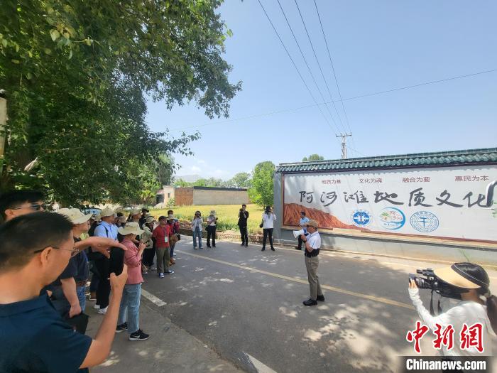 圖為中國地質大學(北京)教授張緒教介紹村落情況?！『衍?攝