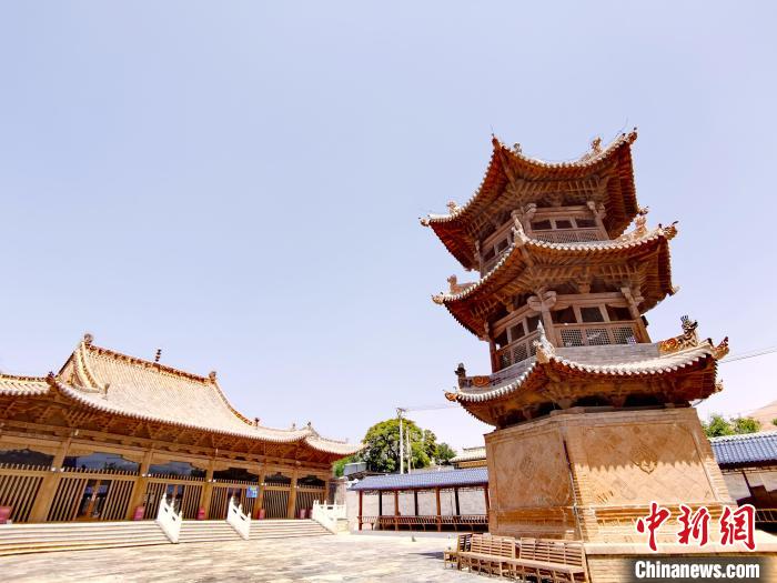 圖為阿河灘清真寺局部?！?zhí)砀?攝