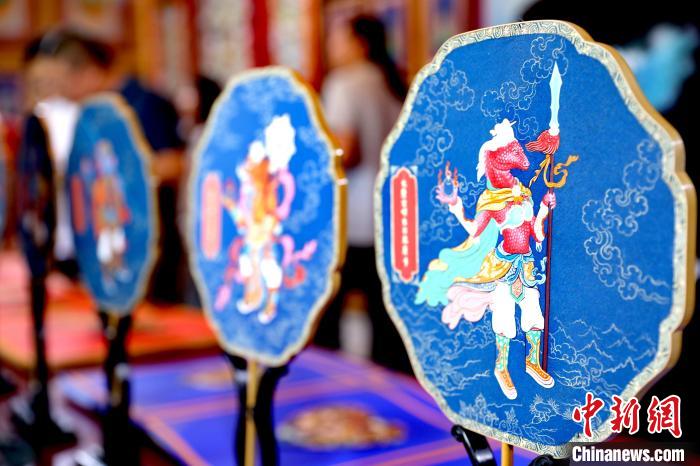 圖為唐卡延伸產(chǎn)品?！⊙Φ?攝