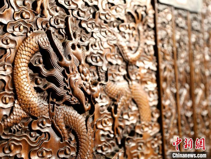 圖為青海永錄民俗博物館內(nèi)珍藏的中式家具細節(jié)展示。　薛蒂 攝