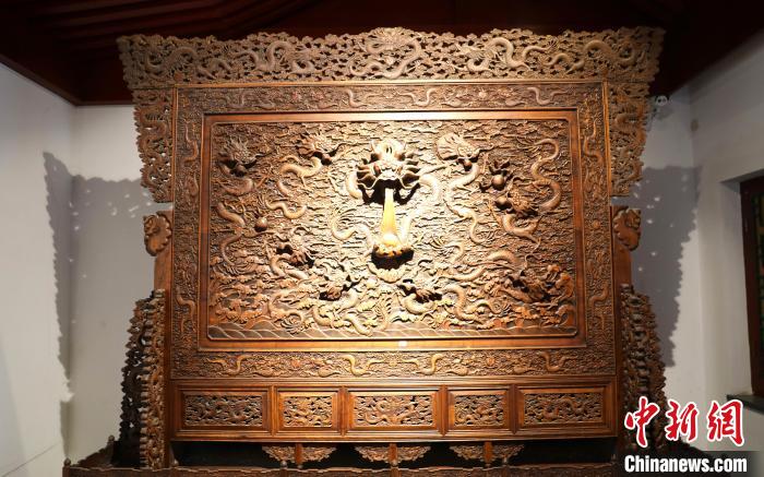 圖為青海永錄民俗博物館內(nèi)珍藏的中式家具。　薛蒂 攝