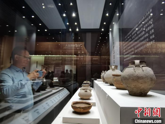 圖為河湟文化博物館展陳的陶器?！?zhí)砀?攝