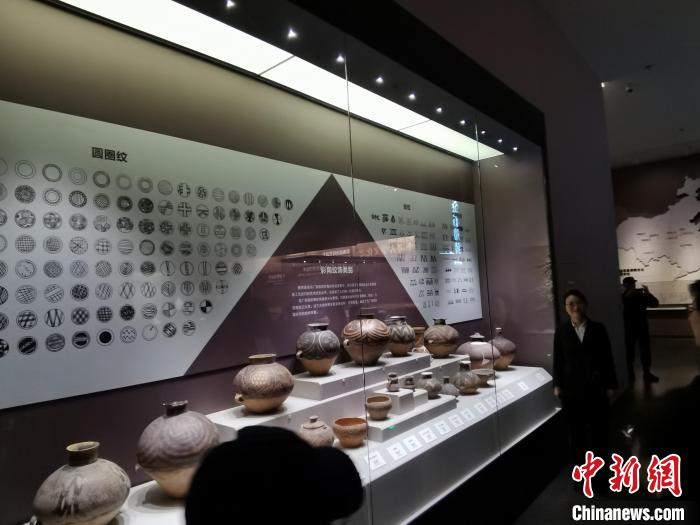 圖為河湟文化博物館展示的當(dāng)?shù)爻鐾敛侍盏募y飾類(lèi)別?！?zhí)砀?攝