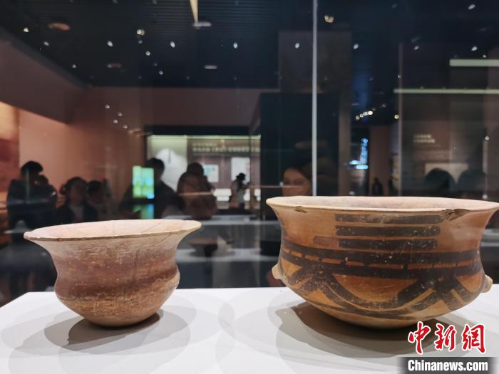 圖為河湟文化博物館展陳的陶器?！?zhí)砀?攝