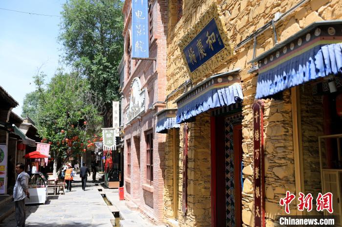 圖為平安驛·河湟民俗文化體驗(yàn)地的門店?！⊙Φ?攝