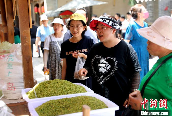 圖為民眾購(gòu)買青海特色小吃。　薛蒂 攝