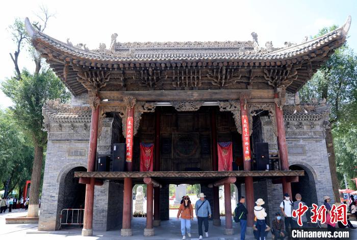 圖為平安驛·河湟民俗文化體驗(yàn)地的戲樓?！⊙Φ?攝