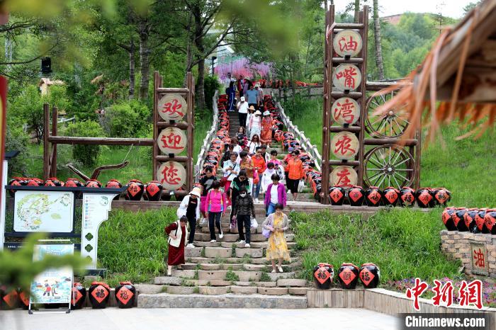 圖為油嘴灣生態(tài)文化景區(qū)的游客?！⊙Φ?攝
