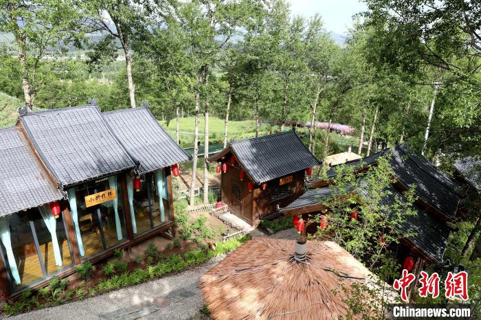 圖為景區(qū)內依山而建的民宿?！⊙Φ?攝