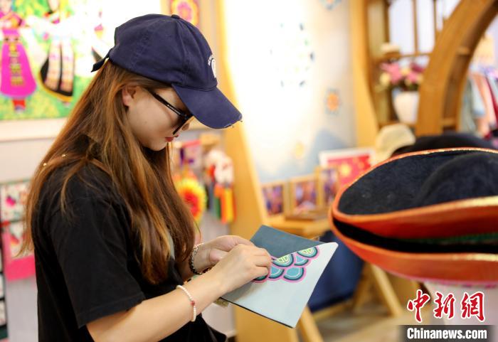 圖為民眾體驗(yàn)國(guó)家級(jí)非遺項(xiàng)目盤(pán)繡技藝?！⊙Φ?攝