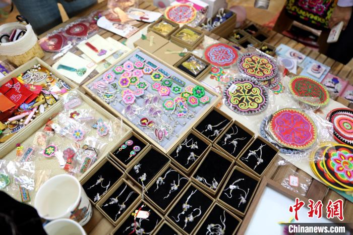 圖為盤(pán)繡作品。　薛蒂 攝