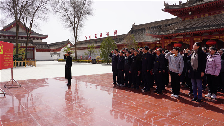 4月6日，為傳承弘揚(yáng)革命英烈精神，教育引導(dǎo)紀(jì)檢監(jiān)察干部筑牢信仰之基、補(bǔ)足精神之鈣、把穩(wěn)思想之舵，永葆忠誠干凈擔(dān)當(dāng)?shù)恼伪旧?。市紀(jì)委監(jiān)委組織紀(jì)檢監(jiān)察干部赴靜寧縣界石鋪紅軍長征紀(jì)念館和莊浪縣梯田紀(jì)念館開展廉政教育和革命傳統(tǒng)教育。.jpg
