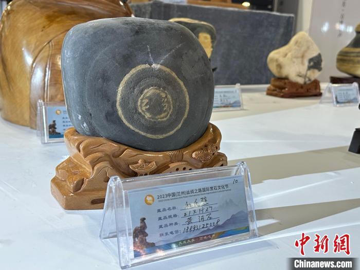 8月3日——7日，2023中國(guó)(蘭州)絲綢之路國(guó)際賞石文化節(jié)在甘肅國(guó)際會(huì)展中心舉行。圖為名為《和氏璧》的黃河石。楊娜 攝</p><p>