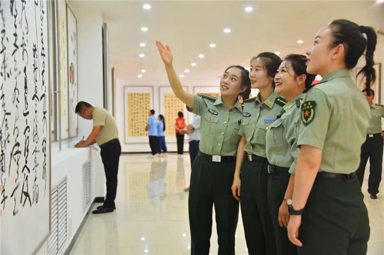 觀眾在南梁革命紀(jì)念館參觀甘肅省廉潔文化美術(shù)、書法、設(shè)計作品展.jpg