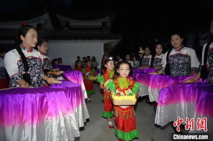 甘肅省西和縣姜席鎮(zhèn)晚霞湖畔，當(dāng)?shù)孛耖g舉行盛大的乞巧儀式。魏朵朵 攝