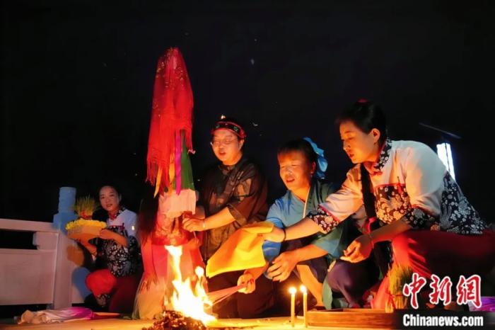 持續(xù)七天八夜的乞巧節(jié)正在西漢水上游的甘肅省西和縣進(jìn)行。西和縣姜席鎮(zhèn)晚霞湖畔，民眾“巧頭”點(diǎn)蠟、炷香、焚裱紙、跪拜，準(zhǔn)備將“巧娘娘”請(qǐng)進(jìn)院。魏朵朵 攝