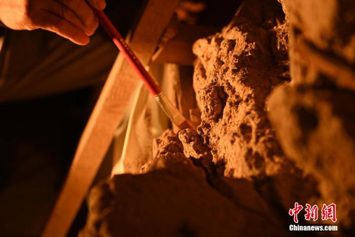 8月25日，文物修復(fù)師牟常有進(jìn)行文物修復(fù)工作。